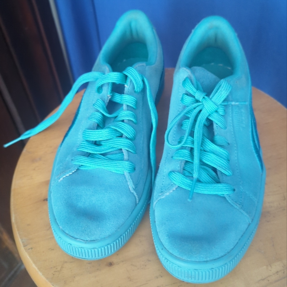 Suede Puma sneakers size 7C